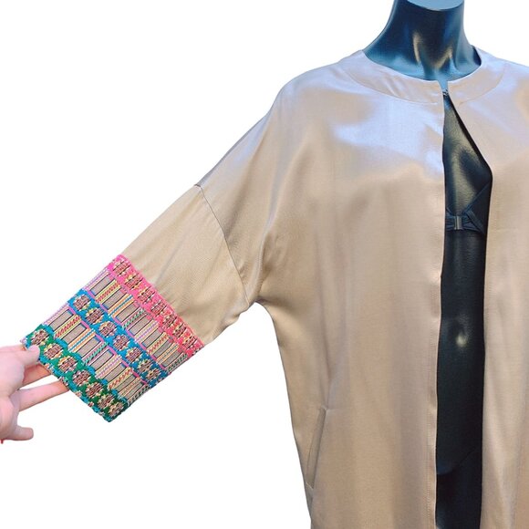 NWOT Vilagallo Beige Embroidered Sleeve Open Front Jacket 40 (6) - Picture 3 of 7
